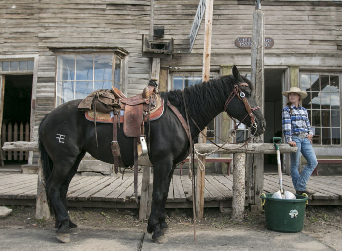 Mariah Fredrickson waits with her horse Oakley
